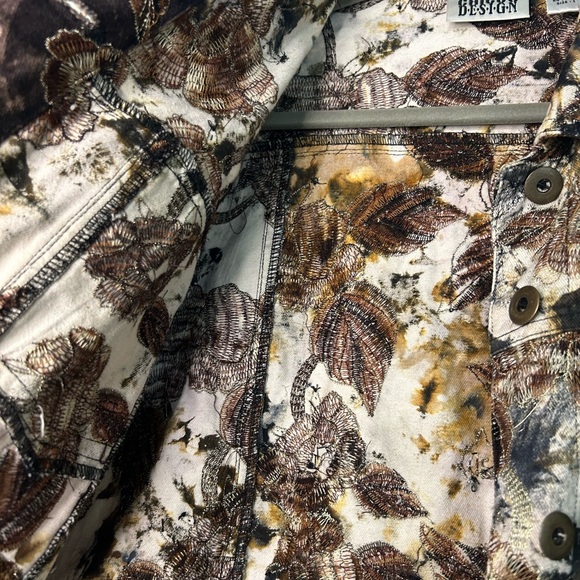 Vintage Chico’s Camouflage Denim Jacket with Embroidered Details Women’s Size 1 - Picture 7 of 7